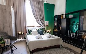 Cozy Studio Anastasia-Spotless-Quiet-Free Private Garage